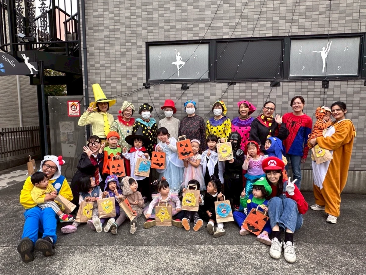 ハロウィンの仮装をして集まる子どもたちと先生