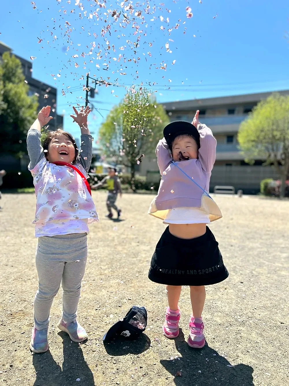 公園で季節の外あそびを楽しむ子どもたち