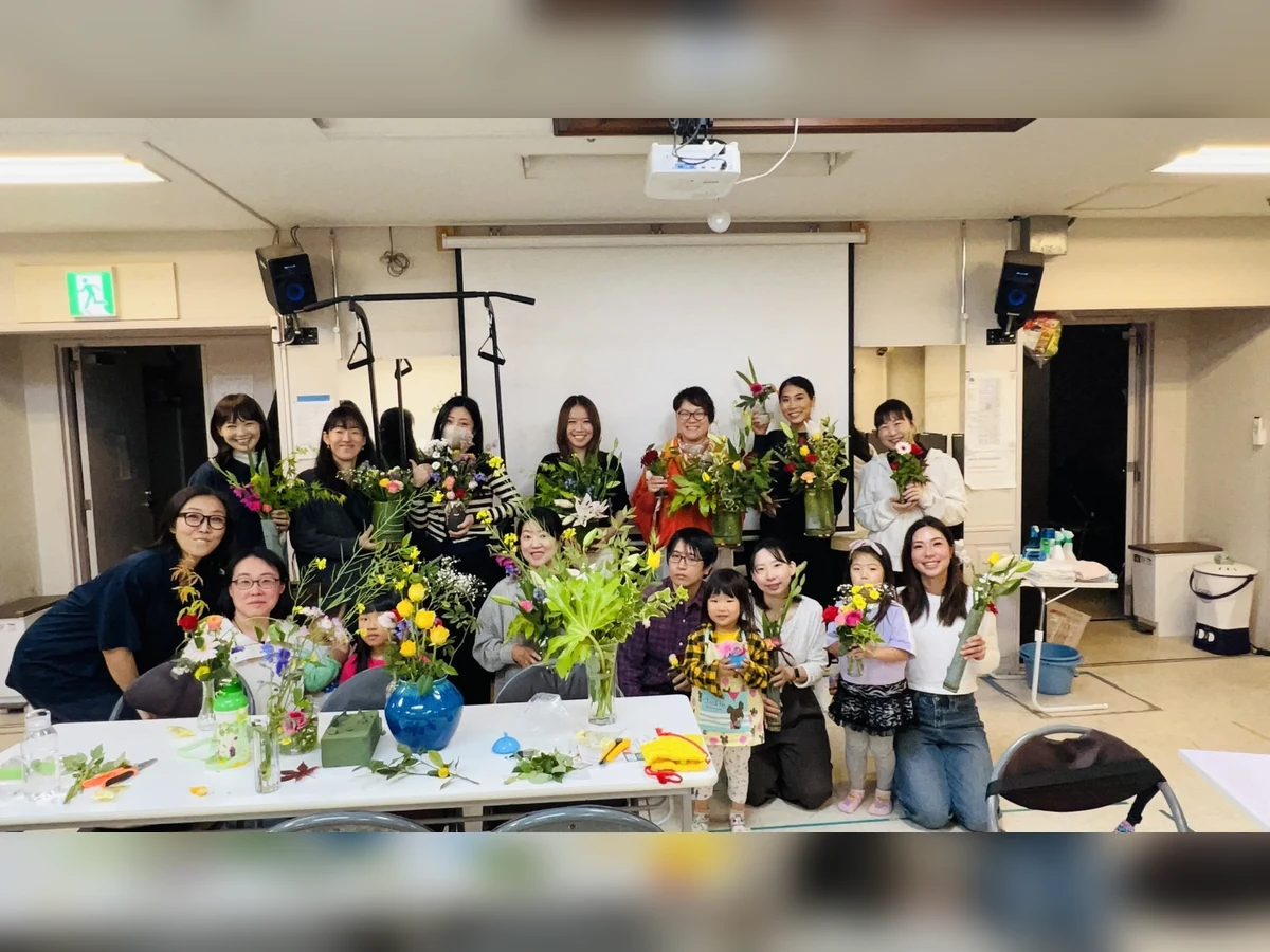保護者会で花を使った親子交流を楽しむ保護者と子どもたち