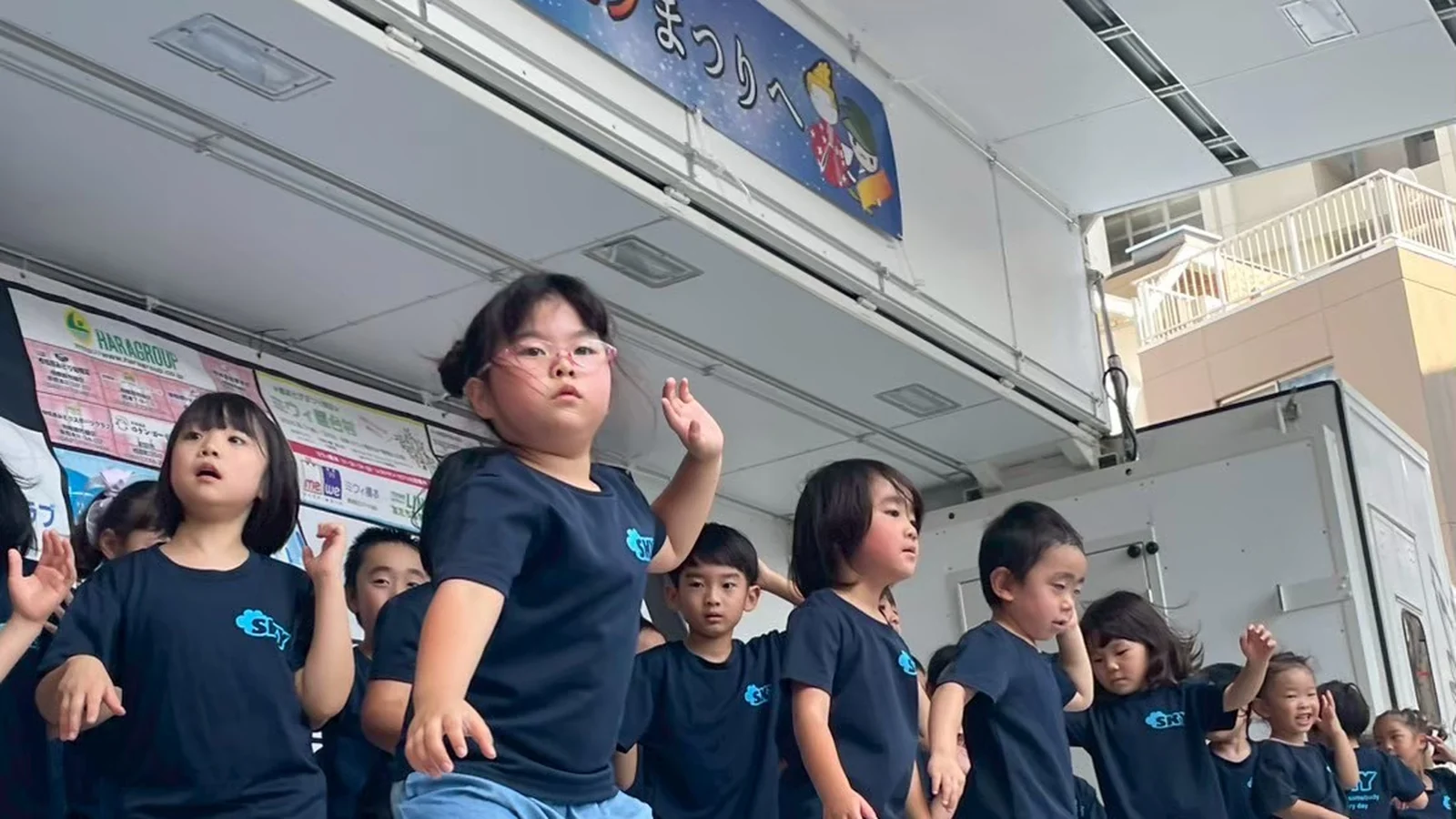 橋本七夕まつりのステージで発表する子どもたち