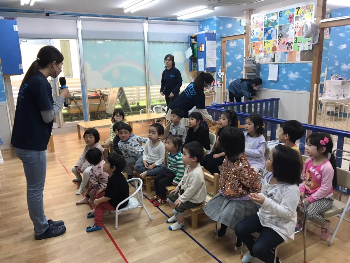 先生と子どもたちが教室で活動している様子