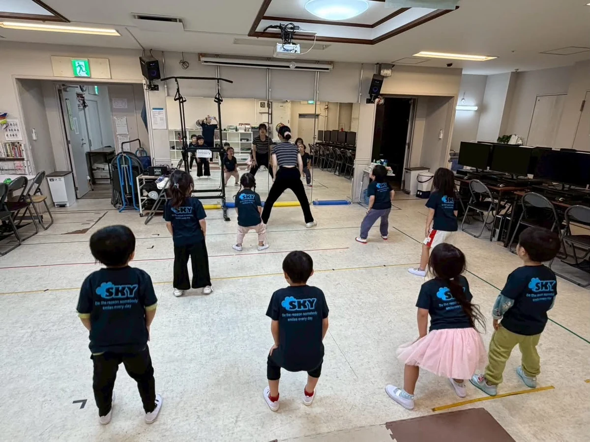 ダンスの先生と一緒にリズム活動をする子どもたち
